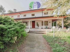 Casa Bi/Trifamiliare in Residenziale