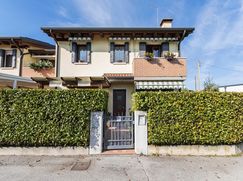 Casa Bi/Trifamiliare in Residenziale