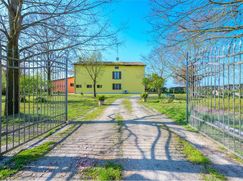 Casa Bi/Trifamiliare in Residenziale