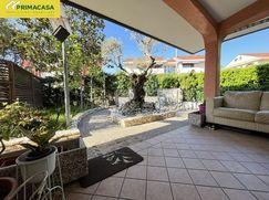 Casa Bi/Trifamiliare in Residenziale