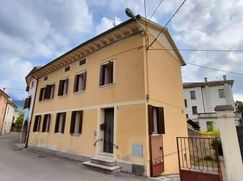 Casa Bi/Trifamiliare in Residenziale