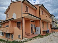 Casa Bi/Trifamiliare in Residenziale