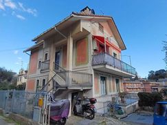 Casa Bi/Trifamiliare in Residenziale
