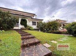 Casa Bi/Trifamiliare in Residenziale