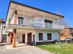 Casa Bi/Trifamiliare in Residenziale