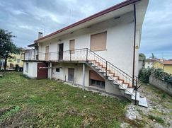 Casa Bi/Trifamiliare in Residenziale