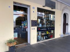 Attività/Licenza (con o senza mura) in Commerciale
