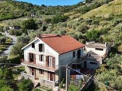 Casa Bi/Trifamiliare in Residenziale