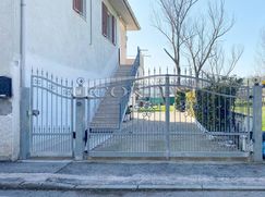 Casa Bi/Trifamiliare in Residenziale