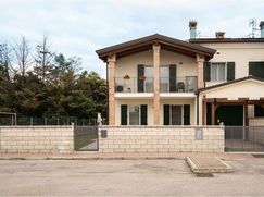 Casa Bi/Trifamiliare in Residenziale