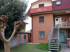 Casa Bi/Trifamiliare in Residenziale