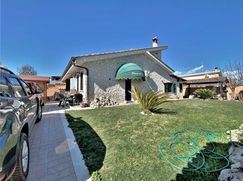 Casa Bi/Trifamiliare in Residenziale