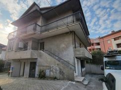 Casa Bi/Trifamiliare in Residenziale