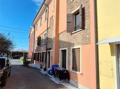 Casa Bi/Trifamiliare in Residenziale