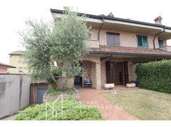 Casa Bi/Trifamiliare in Residenziale