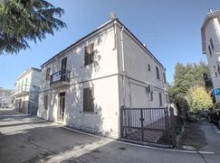 Casa Bi/Trifamiliare in Residenziale