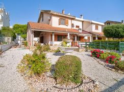 Casa Bi/Trifamiliare in Residenziale