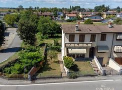Casa Bi/Trifamiliare in Residenziale