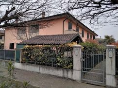 Casa Bi/Trifamiliare in Residenziale