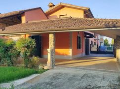 Casa Bi/Trifamiliare in Residenziale