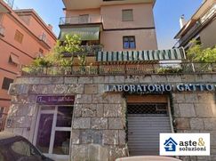 Negozio/Locale commerciale in Commerciale