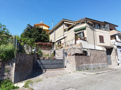 Casa Bi/Trifamiliare in Residenziale
