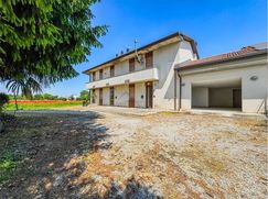 Casa Bi/Trifamiliare in Residenziale