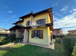 Casa Bi/Trifamiliare in Residenziale