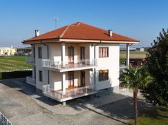 Casa Bi/Trifamiliare in Residenziale