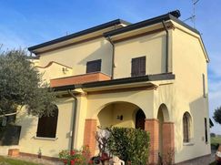 Casa Bi/Trifamiliare in Residenziale