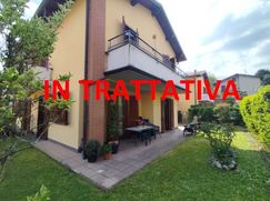 Casa Bi/Trifamiliare in Residenziale