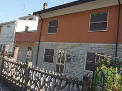 Casa Bi/Trifamiliare in Residenziale