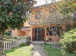 Casa Bi/Trifamiliare in Residenziale