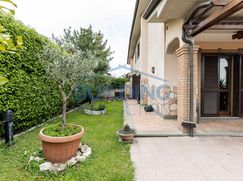 Casa Bi/Trifamiliare in Residenziale