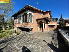 Casa Bi/Trifamiliare in Residenziale