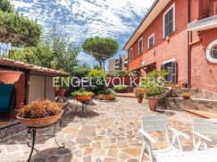 Casa Bi/Trifamiliare in Residenziale