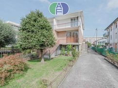 Casa Bi/Trifamiliare in Residenziale