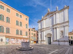 Attività/Licenza (con o senza mura) in Commerciale