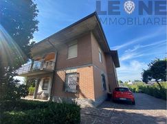 Casa Bi/Trifamiliare in Residenziale