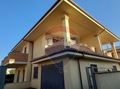 Casa Bi/Trifamiliare in Residenziale
