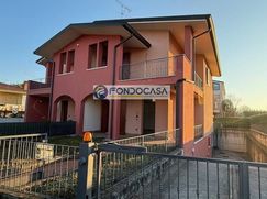 Casa Bi/Trifamiliare in Residenziale