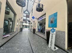 Attività/Licenza (con o senza mura) in Commerciale