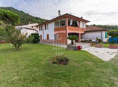 Casa Bi/Trifamiliare in Residenziale