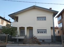 Casa Bi/Trifamiliare in Residenziale