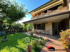 Casa Bi/Trifamiliare in Residenziale