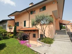 Casa Bi/Trifamiliare in Residenziale