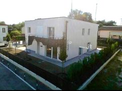 Casa Bi/Trifamiliare in Residenziale