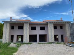 Casa Bi/Trifamiliare in Residenziale