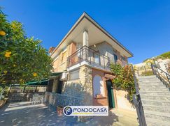 Casa Bi/Trifamiliare in Residenziale