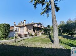 Casa Bi/Trifamiliare in Residenziale